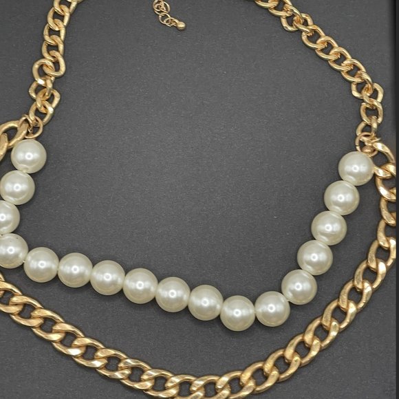 N10- Gold chain with medium size faux pearls - Picture 3 of 3